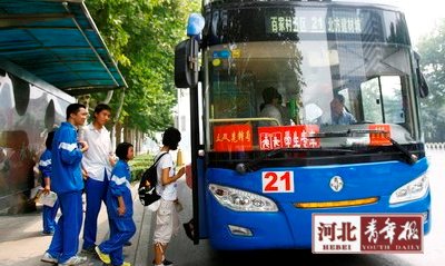 8月30日12时10分,邯郸市第二十三中学门口的公交站牌旁已经站了二三十