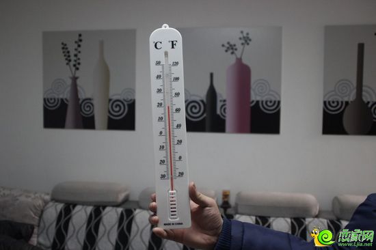 温度计显示室内温度在20度左右