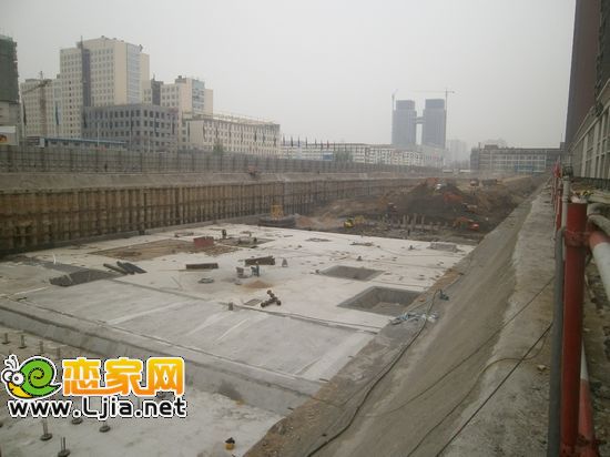 安居?xùn)|城5月底交房 目前小區(qū)園林景觀正在建設(shè)中