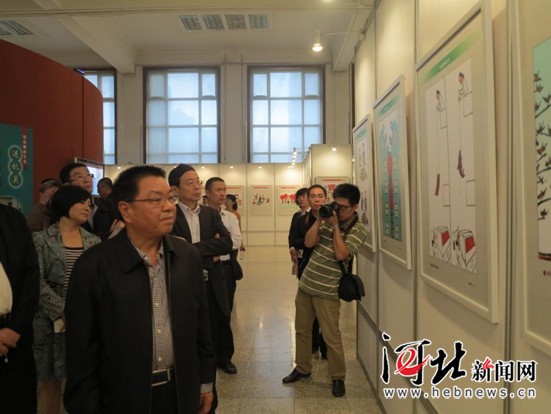 河北省纪委书记臧胜业参观河北邱县廉政漫画展