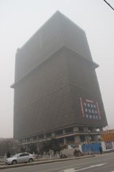 濱河世紀(jì)大廈現(xiàn)在已經(jīng)封頂，預(yù)計(jì)2014年年底交房