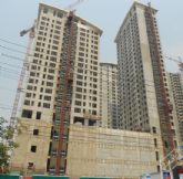 新業(yè)美居現(xiàn)均價(jià)5200元，項(xiàng)目工程現(xiàn)在正在按窗戶(hù)