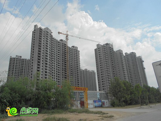 頤景藍灣項目工程正在做外墻，預(yù)計今年年底交房