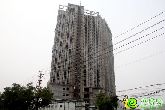 串城街五證齊全準(zhǔn)現(xiàn)寫字樓外立面施工陸續(xù)展開