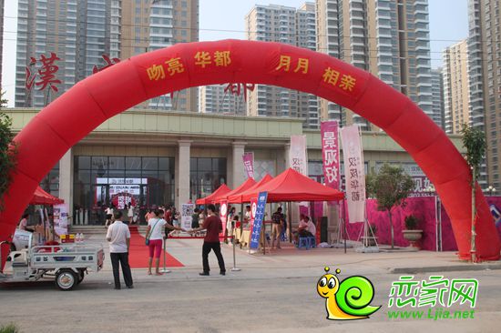 相亲墙 下午5点,活动正式开始,大家拿着自己的号码牌在“相亲墙”上驻足观看,其中有公务员、有企业白领、有教师、医生,也有本市大型国企、私企工作人员,大家仔细记录着,挑选着适合自己的那一款。活动吸引了众多单身男女、亲密情侣及夫妻前来参加,有的是希望寻找到属于自己的那份缘分、有的是处在热恋中的情侣、有的是刚刚步入婚姻殿堂的夫妻、有的是幸福美满的夫妇,他们纷纷在汉成华都表露自己的爱意,与大家分享自己的爱情故事。