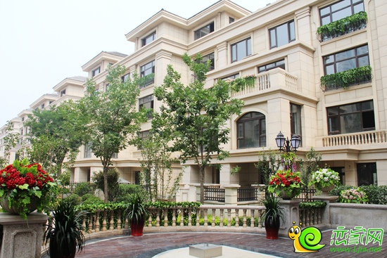 御赵金台主体以欧式别墅建筑为依托,以蜿蜒小道,层层园林及树木为衬