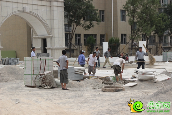 聯(lián)邦御景江山正建一期底商 北側(cè)大門地面正進(jìn)行鋪磚