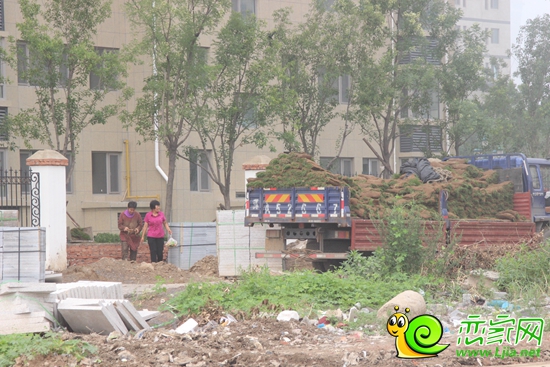 聯(lián)邦御景江山社區(qū)大門建設(shè)完畢 現(xiàn)正鋪設(shè)草皮