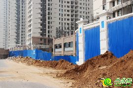 鑫都匯玻璃安裝完畢  內(nèi)部電梯安裝中
