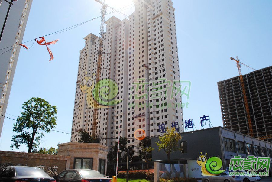 现代奥城2#楼开始粉刷外立面 窗户正在安装中_邯郸