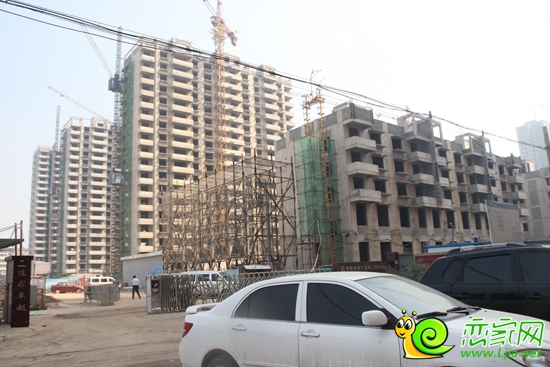盛瑞華庭東區(qū)已開工建設(shè) 從外側(cè)可見施工工人