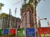 中央名都施工現(xiàn)場(chǎng)塔吊工作中 機(jī)器作業(yè)聲此起彼伏