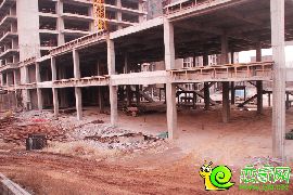 卓冠美景城工程實景圖：工人在樓里收尾