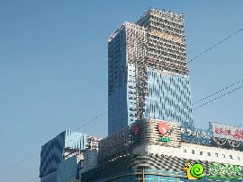 陽(yáng)光大廈現(xiàn)已封頂，玻璃幕墻盡顯高大上