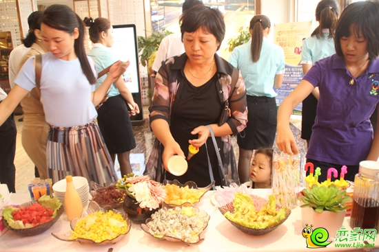 还举办了"多彩粮食贴画"活动, 大米、绿豆、黑豆、花生、黄豆、