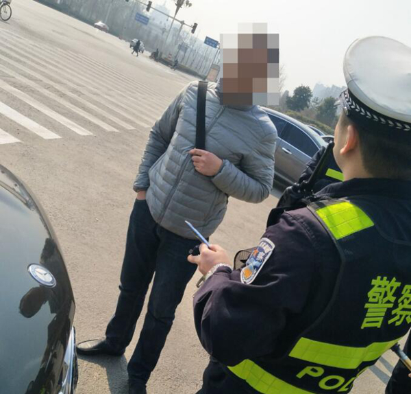 邯郸一男子驾驶套牌奔驰车 撞开执勤交警