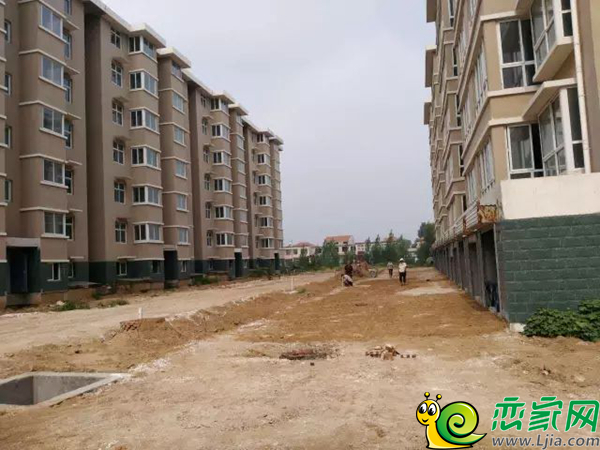 江泉富力城最新工程進度 小區(qū)道路建設(shè)中