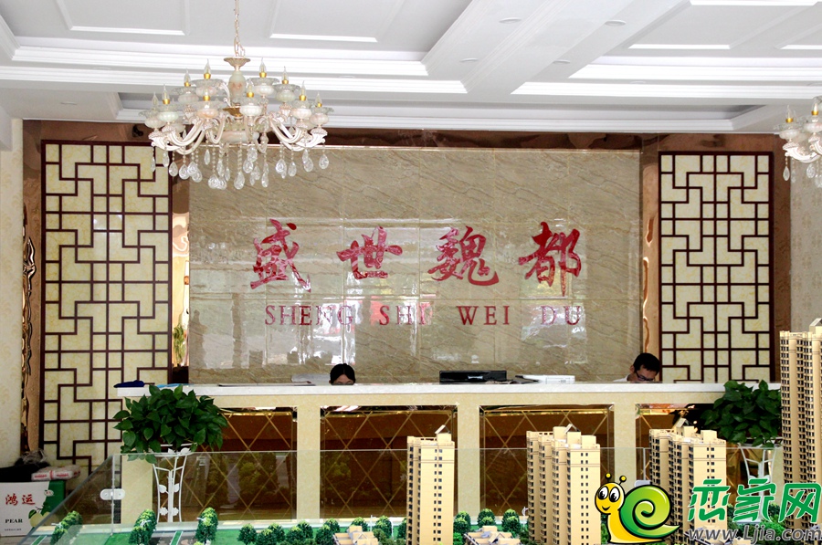 盛世魏都营销中心 结合鸟瞰图从沙盘中可以看到盛世魏都中央园林以水景为主,两条水系景观穿越社区。区内建有国际化双语幼儿园、星级会所,满足教育及健康生活的需求。小区南门一路到中央景观,十根欧式立柱傲然挺立,这在魏县也是首开先河的设计先例。围绕中央景观,十字道路贯穿其中,其规划形式可以说很像一座城。