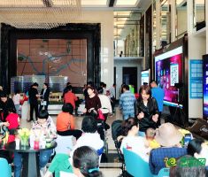美的廣場(chǎng)營(yíng)銷(xiāo)中心又被包圍了 怎么這么火？