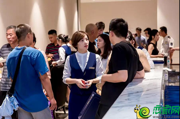 保利·堂悅的置業(yè)顧問向到訪者詳細(xì)介紹項(xiàng)目