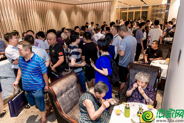 到訪者品嘗精美的冷餐