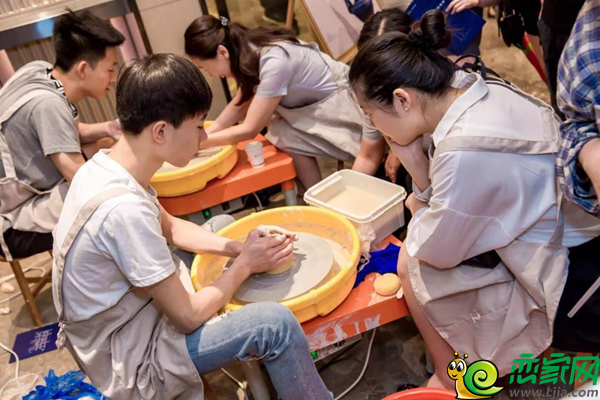 陶藝制作吸引到訪者駐足