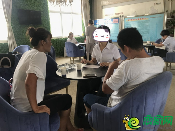 跟置業(yè)顧問進行洽談的購房者
