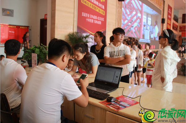 市民排隊(duì)登記領(lǐng)取精美音響燈