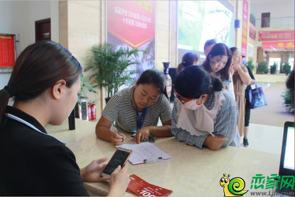 市民排隊(duì)登記領(lǐng)取精美音響燈