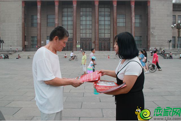 運(yùn)營(yíng)小組成員派發(fā)活動(dòng)單頁
