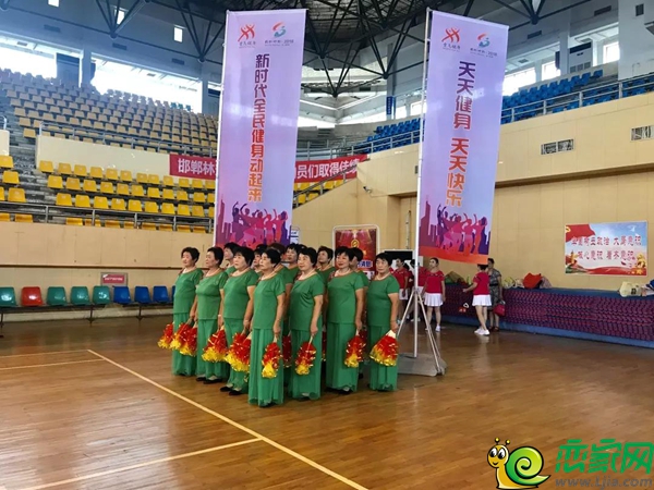 參賽隊(duì)伍緊張候場(chǎng)中