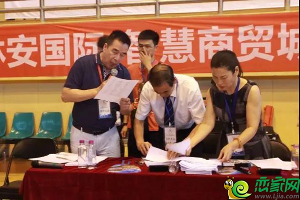 裁判長(zhǎng)宣布獲獎(jiǎng)隊(duì)伍