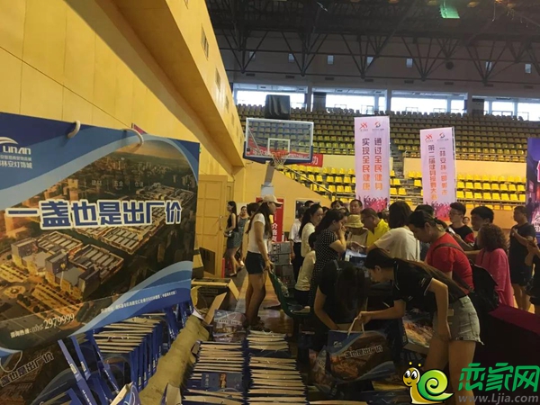 參賽隊(duì)員領(lǐng)取林安智慧商貿(mào)物流城為大家準(zhǔn)備的精美禮品