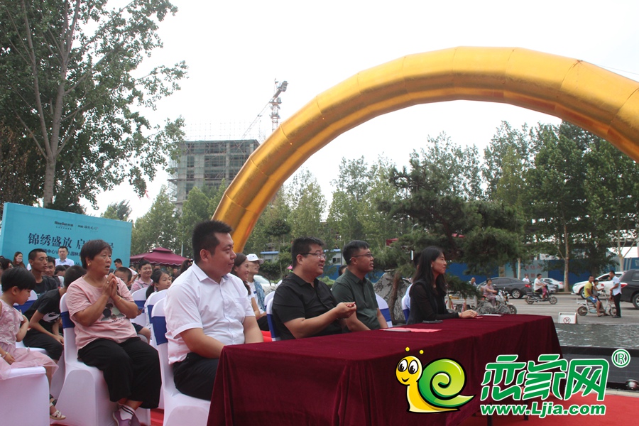 參加榮盛錦繡觀邸盛大開放活動(dòng)的相關(guān)領(lǐng)導(dǎo)