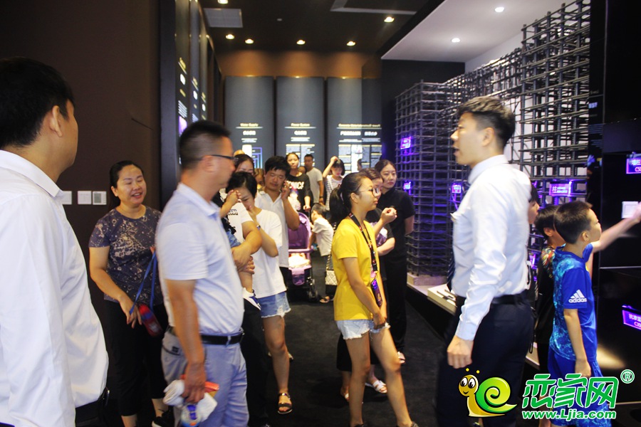 環(huán)球中心置業(yè)顧問帶領(lǐng)大家參觀精工展區(qū)