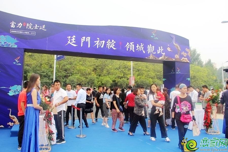 等待活動開始的客戶