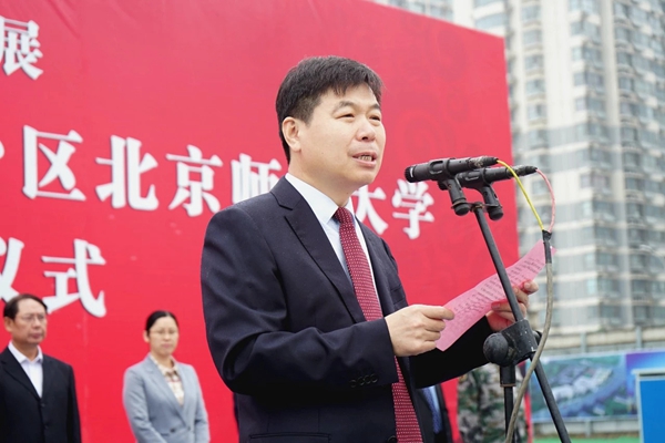 区长李学军在开工仪式上致辞.