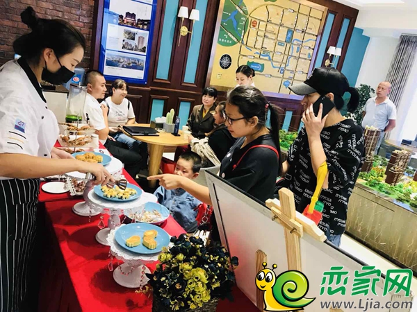  品嘗美食的到訪者