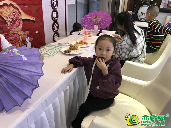 品嘗美味月餅的小朋友