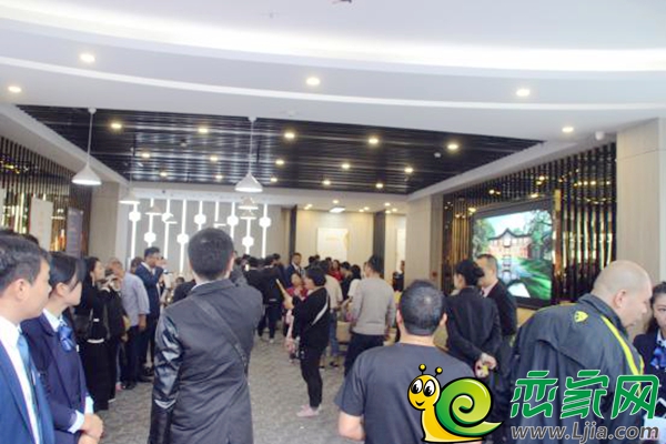 保集地產(chǎn)城市展廳內(nèi)人頭攢動
