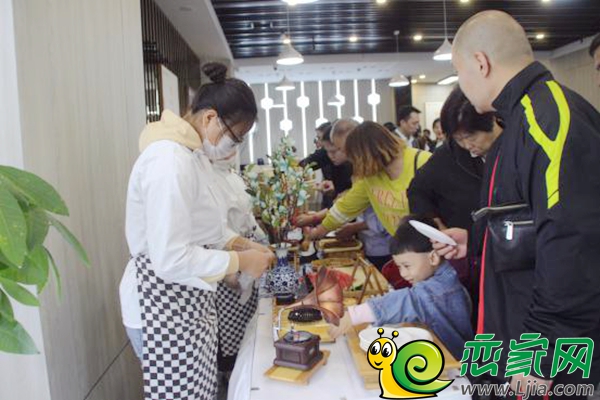 到訪者品嘗精美冷餐