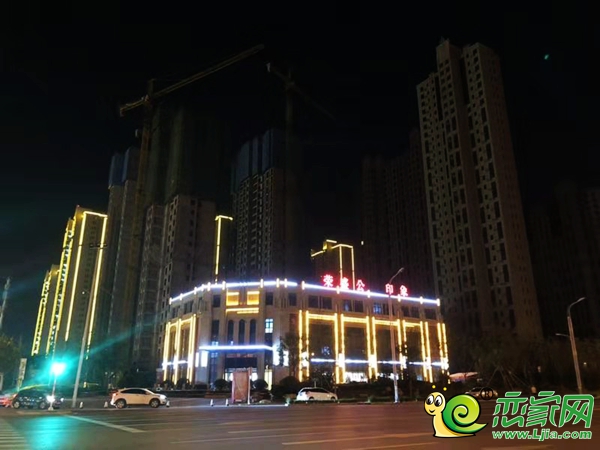 對比一張售樓部背后的建筑群