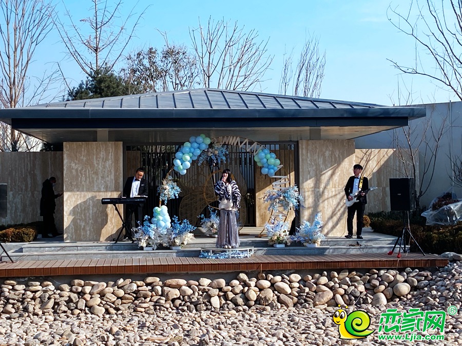 樂隊在園林演繹