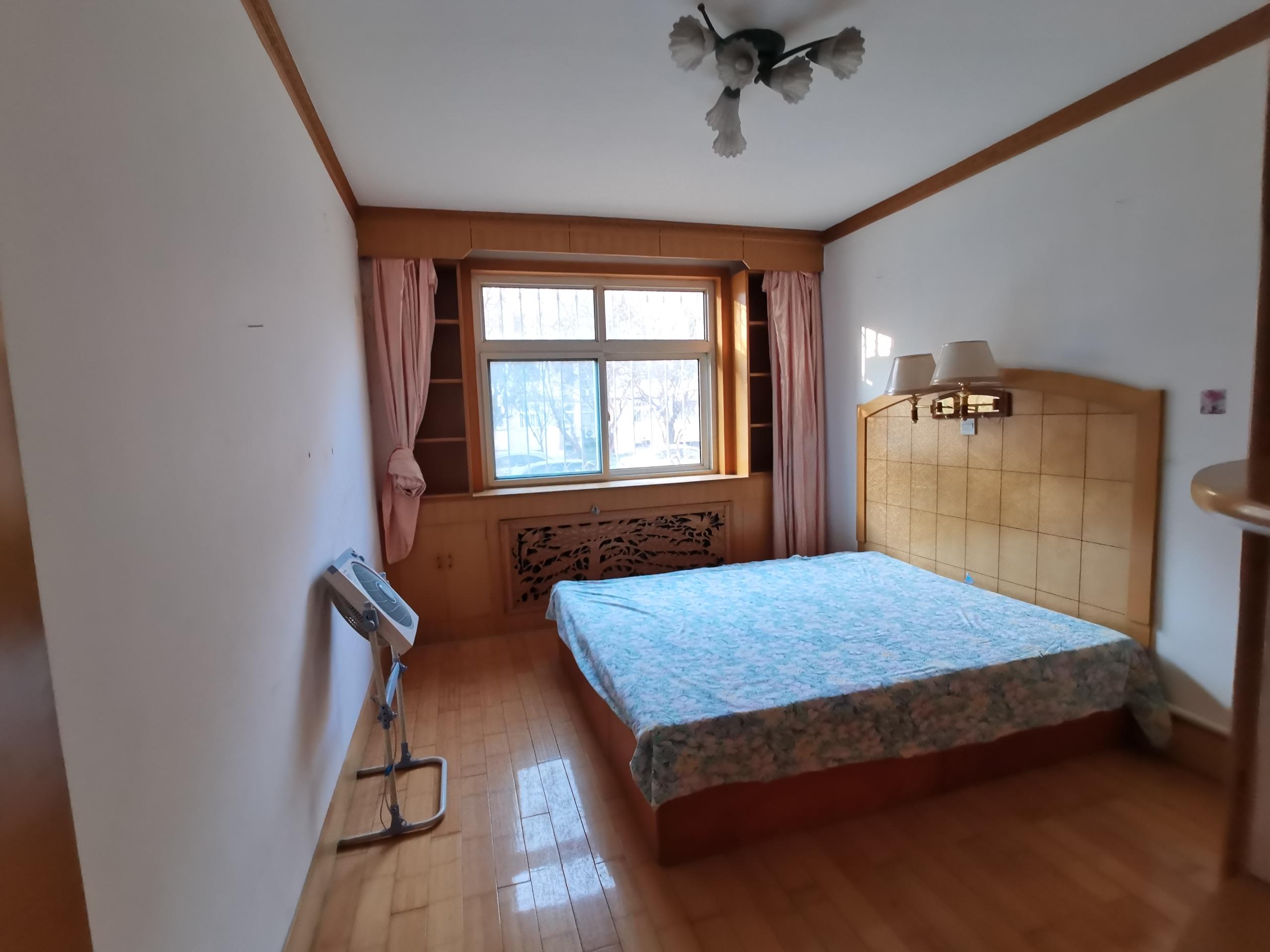 廣泰小區(qū)一層大四居老證隨時看房