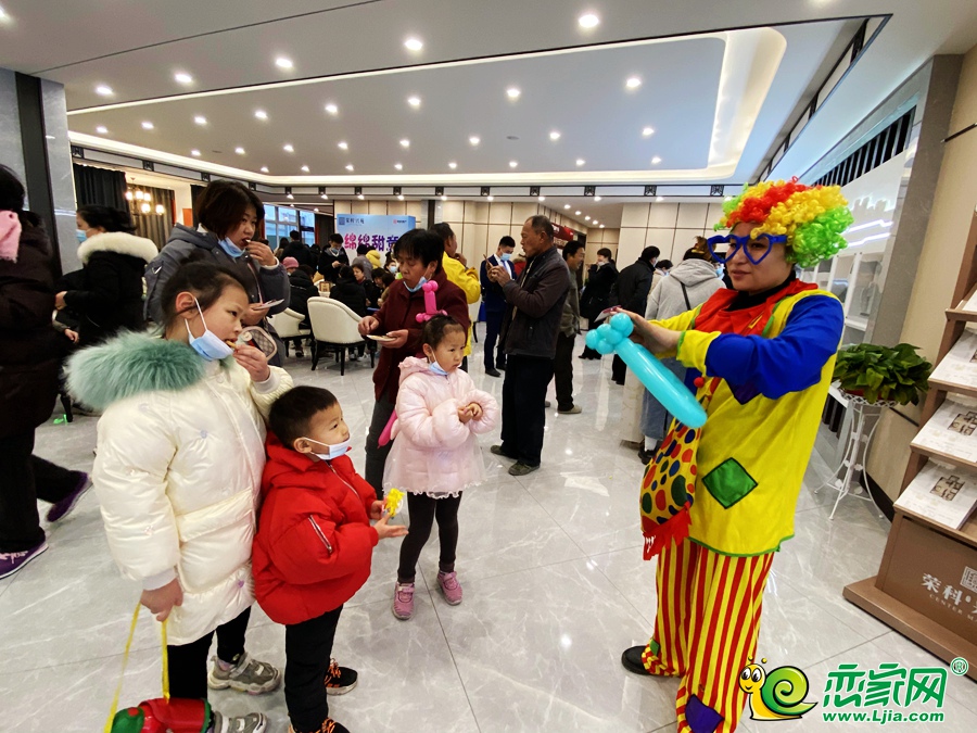 孩子們期待的眼神盯著氣球變身