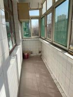 建設(shè)大街邊上，臨近人民路交通便利。