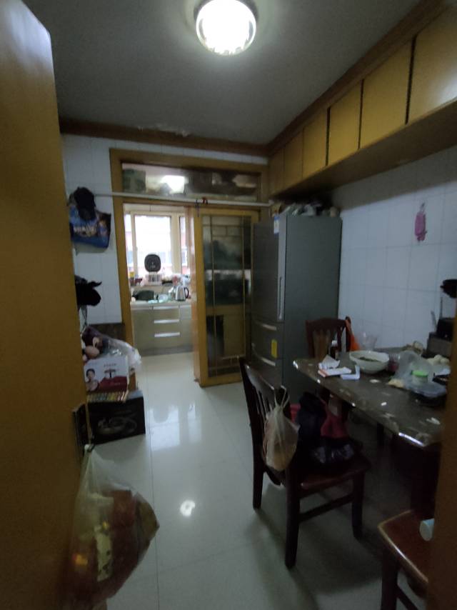 綠德源精裝兩居，67.67平69萬，停車方便，大型社區(qū)。學(xué)區(qū)房