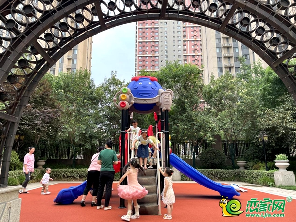 孩子們玩兒滑梯