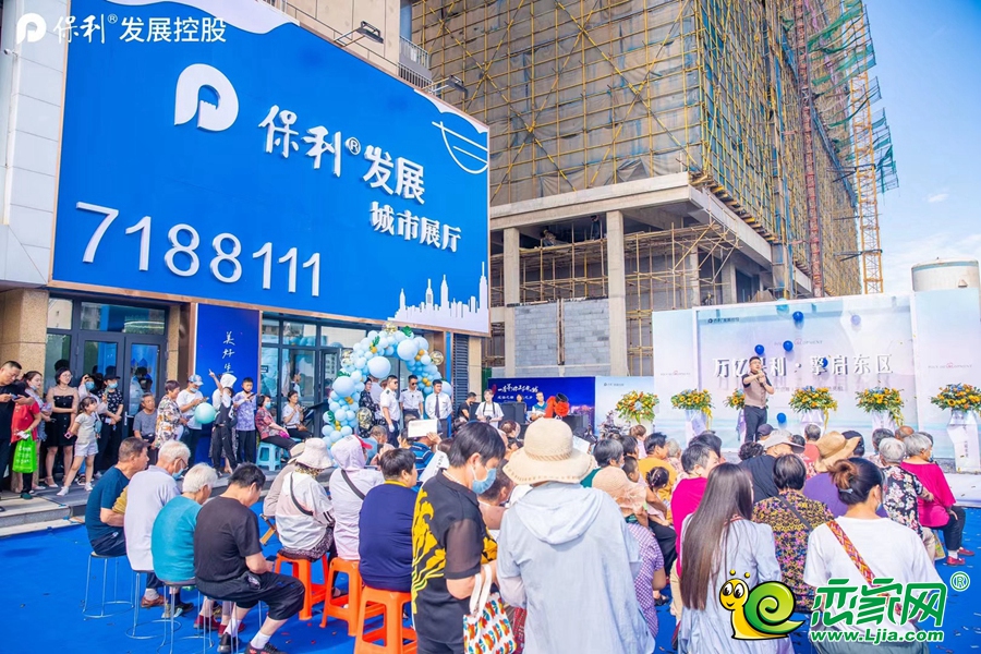現(xiàn)場人山人海
