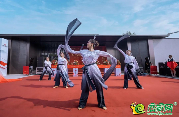 8月14日，邯鄲創(chuàng)宇·東望營銷中心暨樣板間傾世綻放
